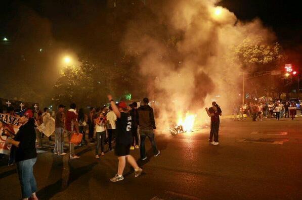 Reportan quema de cauchos en El Cafetal (Fotos)