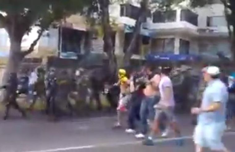 Táchirenses hacen retroceder a la GNB (Video impresionante)