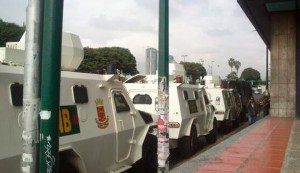 Reportan que GNB ubicó al menos 10 tanquetas antimotines en Plaza Venezuela #8Abr