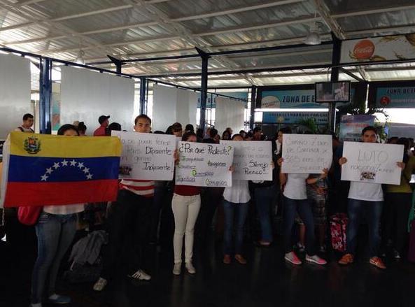 Estudiantes protestan en terminal de Conferry en Anzoátegui (Foto)