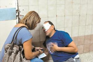 GNB arremete contra manifestantes; hombre perdió un ojo