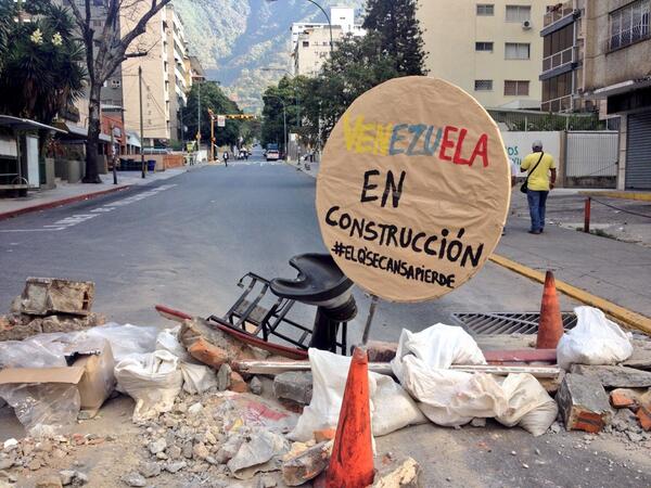 Reportan cierre de calles en Los Palos Grandes (Fotos)