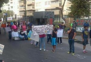 Vecinos de El Marqués salieron a protestar con este mensaje (Foto)