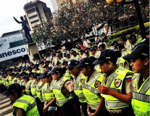Policía Nacional impide libre tránsito de peatones en Chacaíto (Fotos)