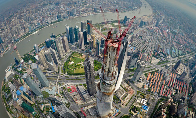Dos chinos escalan segundo mayor rascacielos mundial pese a mayor seguridad