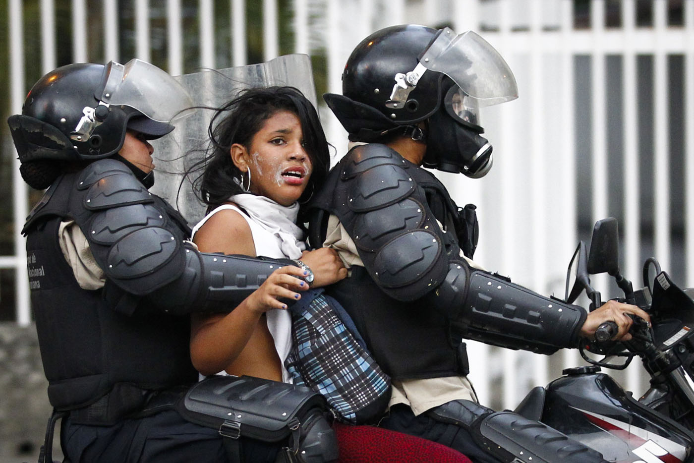 El Nuevo Herald: Maduro considera imponer toque de queda y sacar al ejército