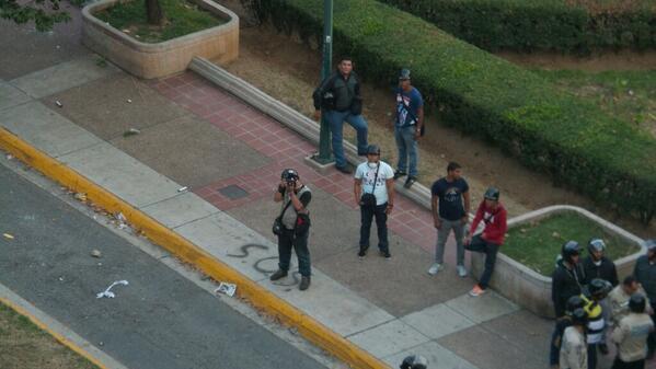 Bandas oficialistas fotografían residencias en Altamira (Foto)
