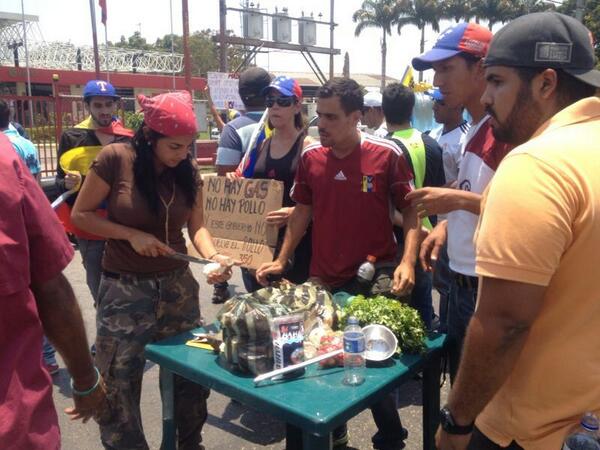 Cocinan sancocho con leña frente a sede de Pdvsa Gas en Valencia (FOTOS)