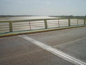 Aceras y barandas del Puente María Nieves en Apure deterioradas y en mal estado (video)