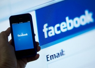 Envenena a su hija para ser “popular” en Facebook