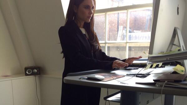 Victoria Beckham se ejercita desde la oficina (Foto)