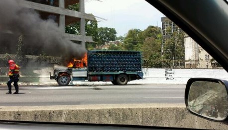 Bomberos apagaron las llamas del camión de agua en la Prados del Este (Fotos)