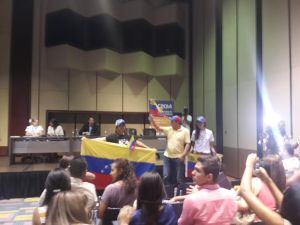 Manifestantes venezolanos en la V Cumbre Mundial de Comunicación Política en Cartagena (Fotos)