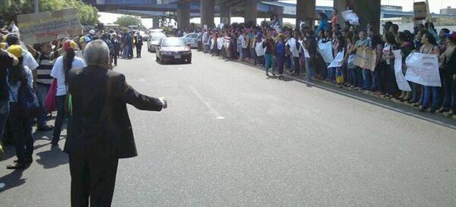 Estudiantes realizan “pupitrazo” en Maracaibo (Fotos)