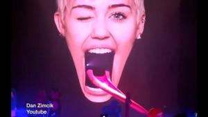 Un trabajador de la gira de Miley Cyrus demanda a la “lengua” de la cantante