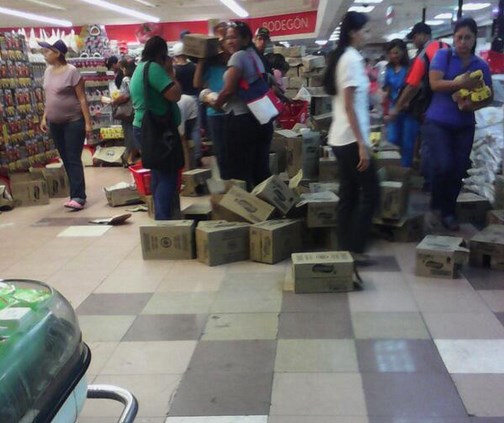 Llegaron los productos que escasean a un supermercado y así los agarran las personas (Foto)