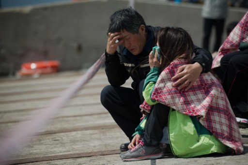 Cuerpos de niños en ferry surcoreano revelan desesperados intentos por escapar
