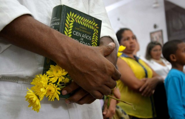 ARACATACA DESPIDE CON VALLENATOS Y FLORES AMARILLAS A SU HIJO NOBEL