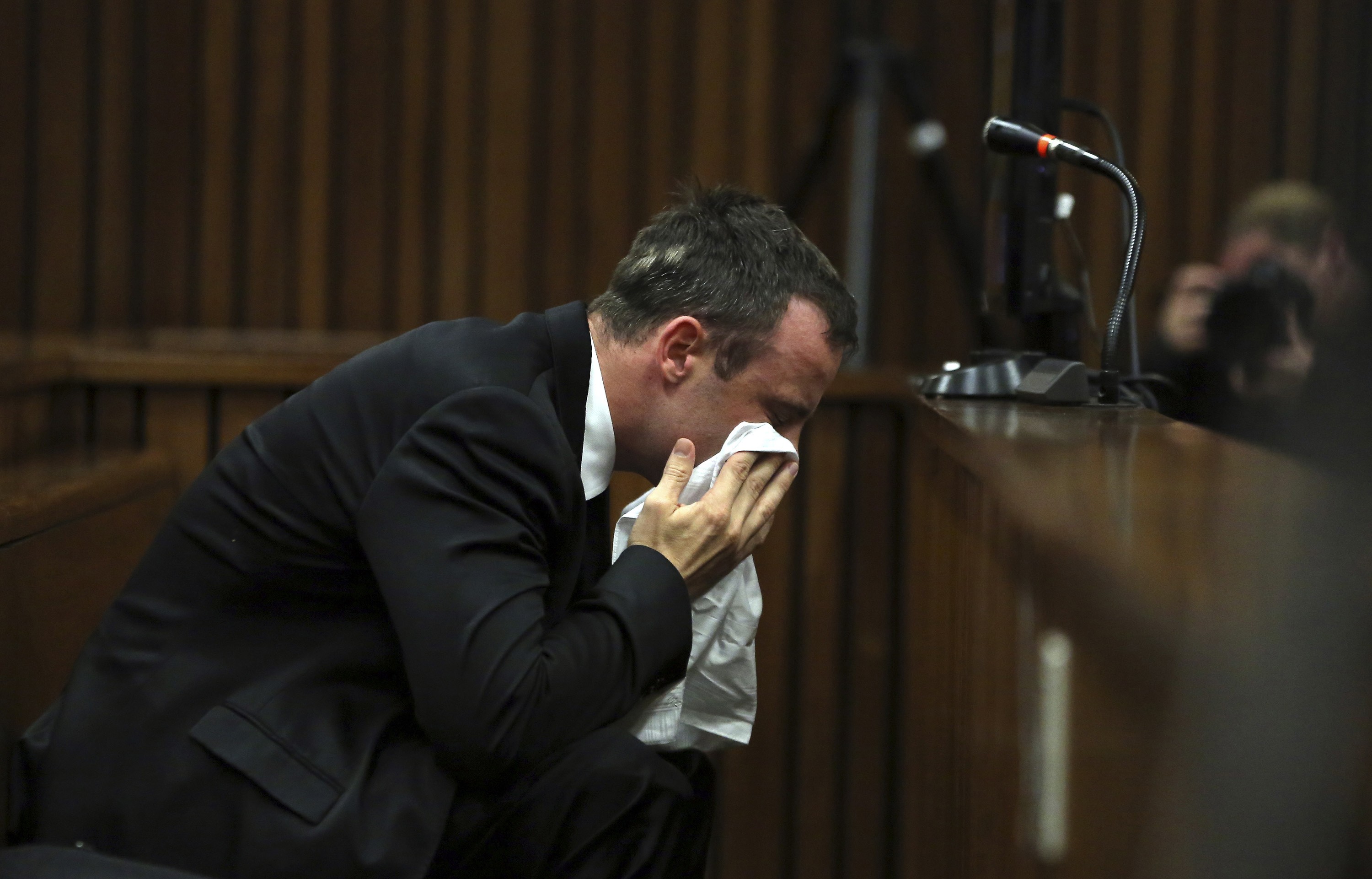Pistorius revela momentos antes de matar a su novia y vuelve a vomitar