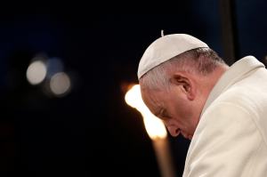 El Papa lloró cuando vio la noticia de cristianos crucificados en Siria