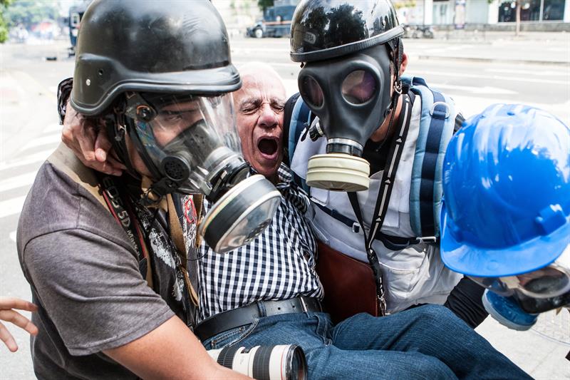 Entre tanta represión, crece la solidaridad venezolana (Foto)
