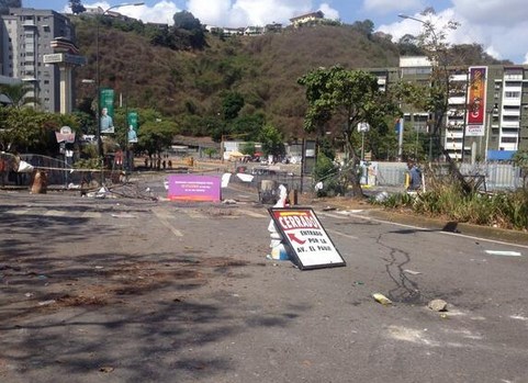 Cerrado el paso en El Cafetal en ambos sentidos (Fotos)