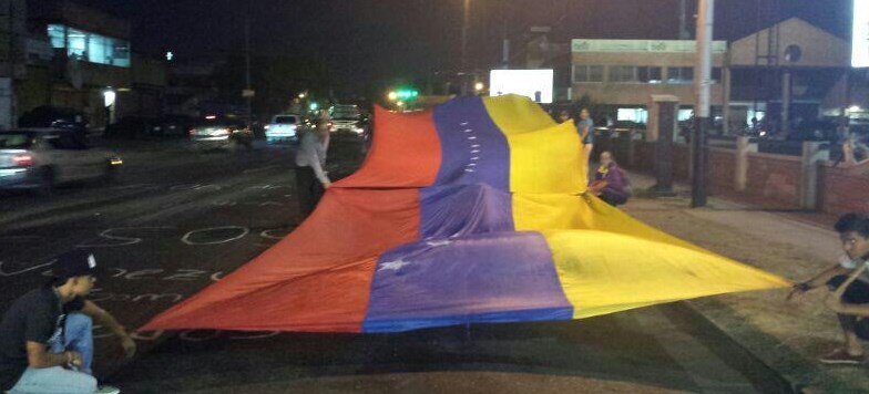 Valencianos sacan a lucir mega bandera y se unen a las protestas (Fotos)
