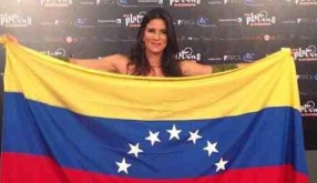 Patricia Velásquez apoyando a Venezuela en los #PremiosPlatino