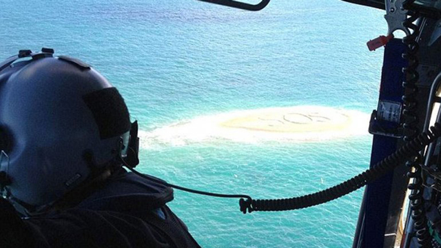 Un “SOS” gigante los salva de quedarse varados en una isla (Fotos + Video)