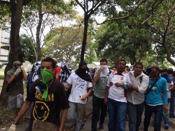 Estudiantes retienen a presunto paramilitar (Fotos)