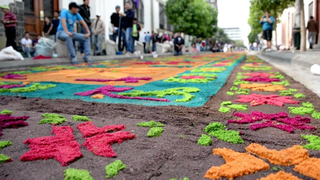 La alfombra religiosa más larga en Guatemala (Video)