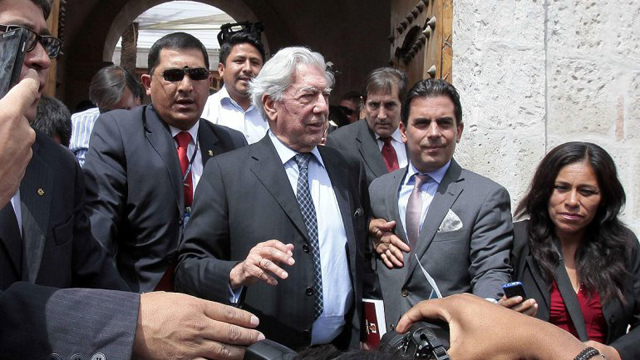 En Maiquetía le revisaron los libros a Vargas Llosa…¡Feliz día del Libro!