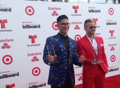 Chino y Nacho ¡ganan el #Billboards2014 por partida doble!