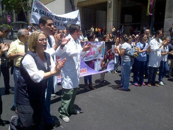 Médicos trancan la avenida Urdaneta (Foto)