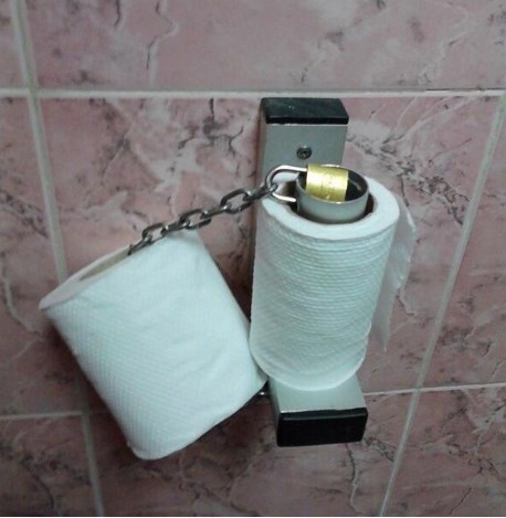 Encadenan el papel higiénico en los baños públicos (Foto)
