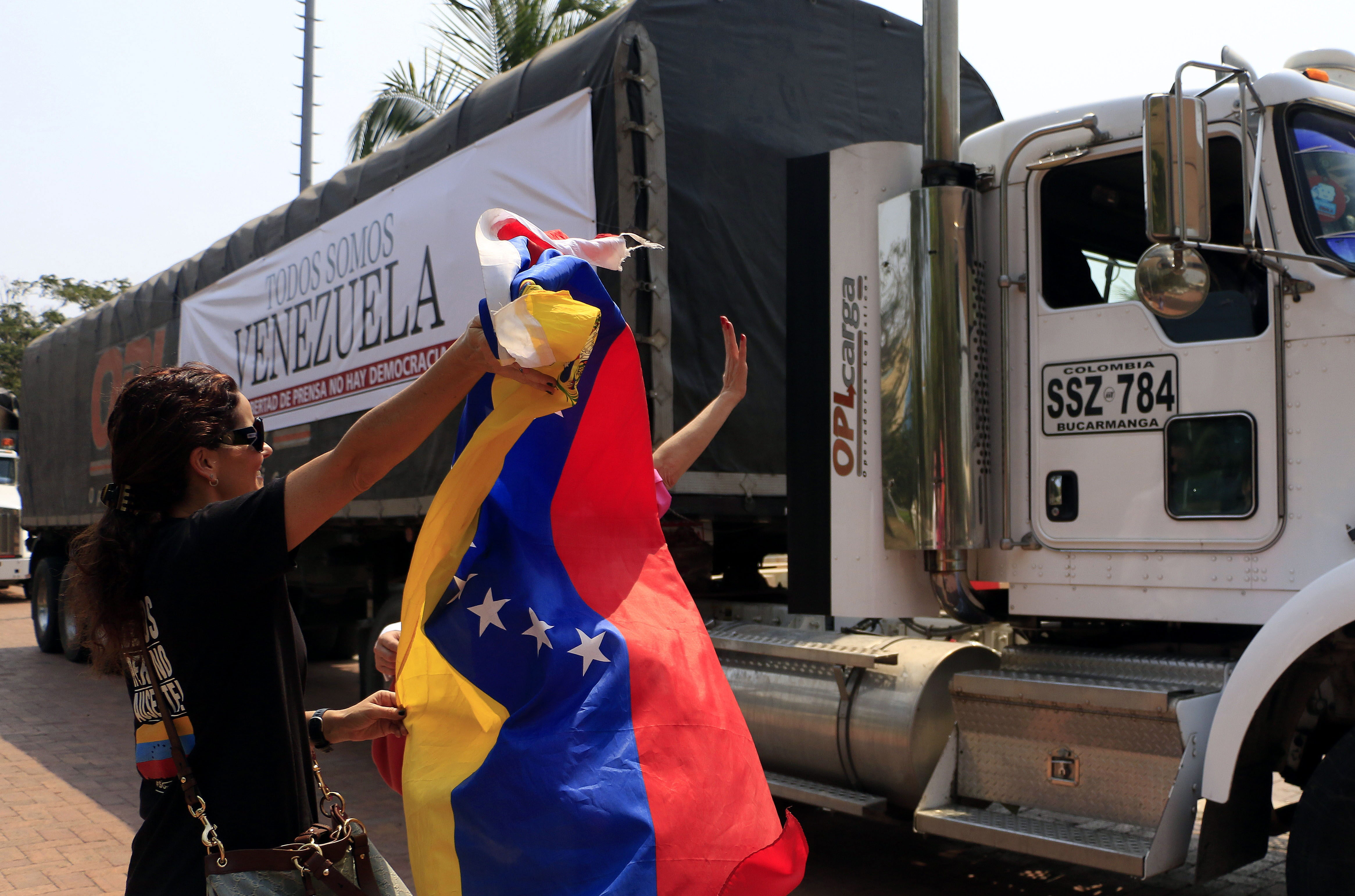 Caravana del papel se acerca a la frontera con Venezuela