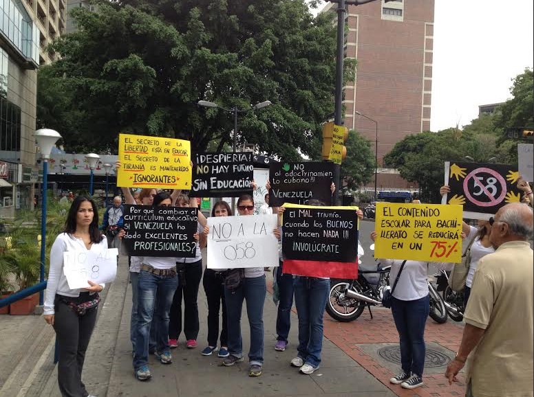 Con estos carteles caminan por Altamira (Fotos)