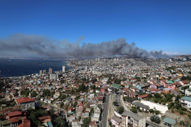Incendio en ciudad chilena de Valparaíso finalmente controlado