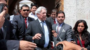 Vargas Llosa, más emocionado por recibir bandera venezolana que premio Nobel