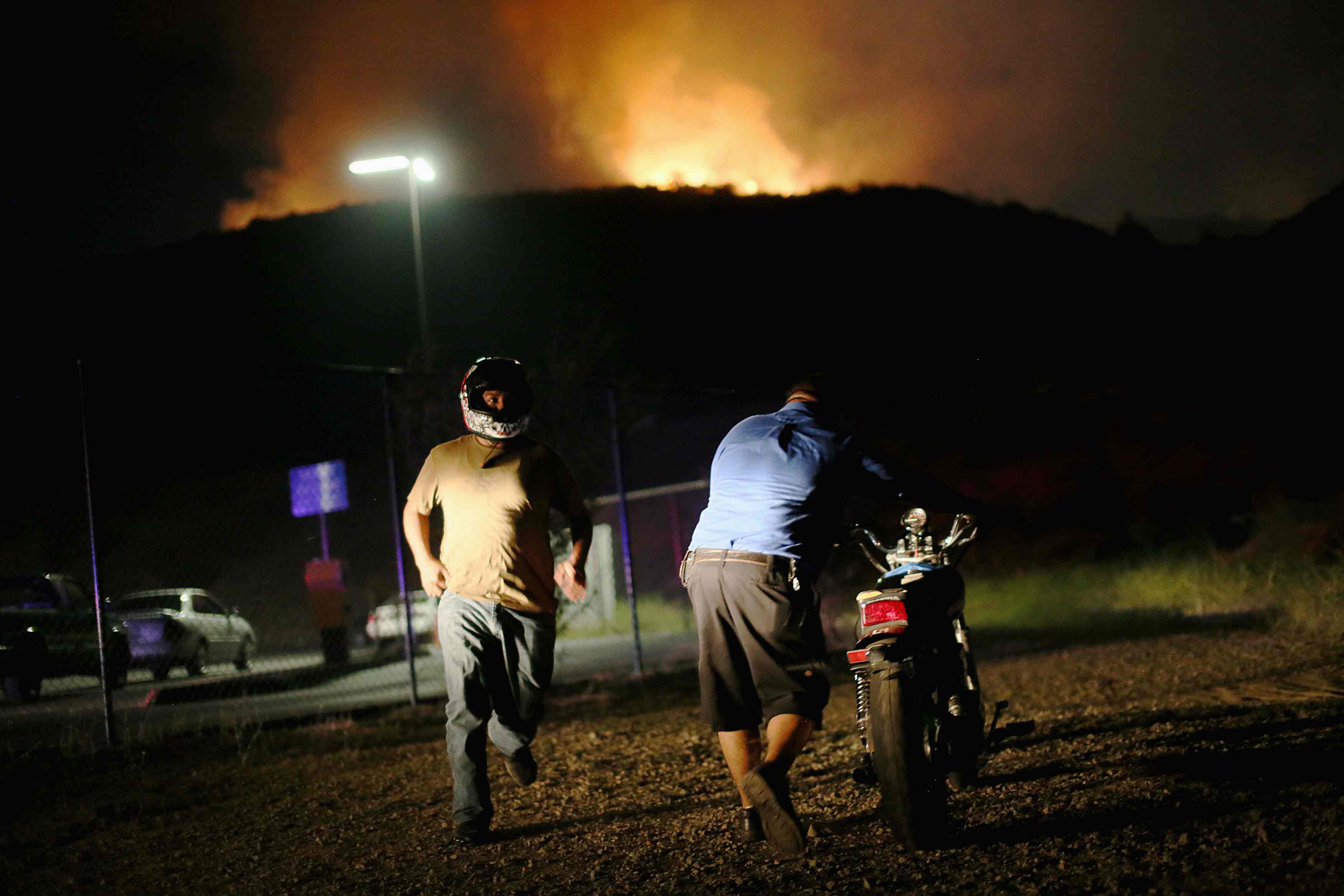 Miles de evacuados ante expansión de incendio en California