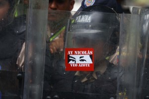 Los “ojos de Chávez” le mandan mensajes a Nicolás en los escudos de la PNB (FOTOS)