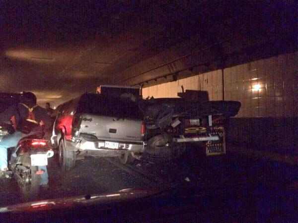 Accidente en la Caracas-La Guaira genera fuerte cola (Fotos)