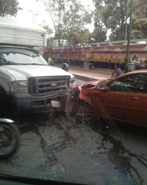 Camión y un carro chocaron de frente cerca de la UBV (Foto)