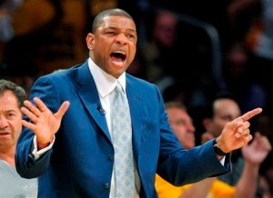 NBA multa a entrenador de los Clippers por criticar a los árbitros