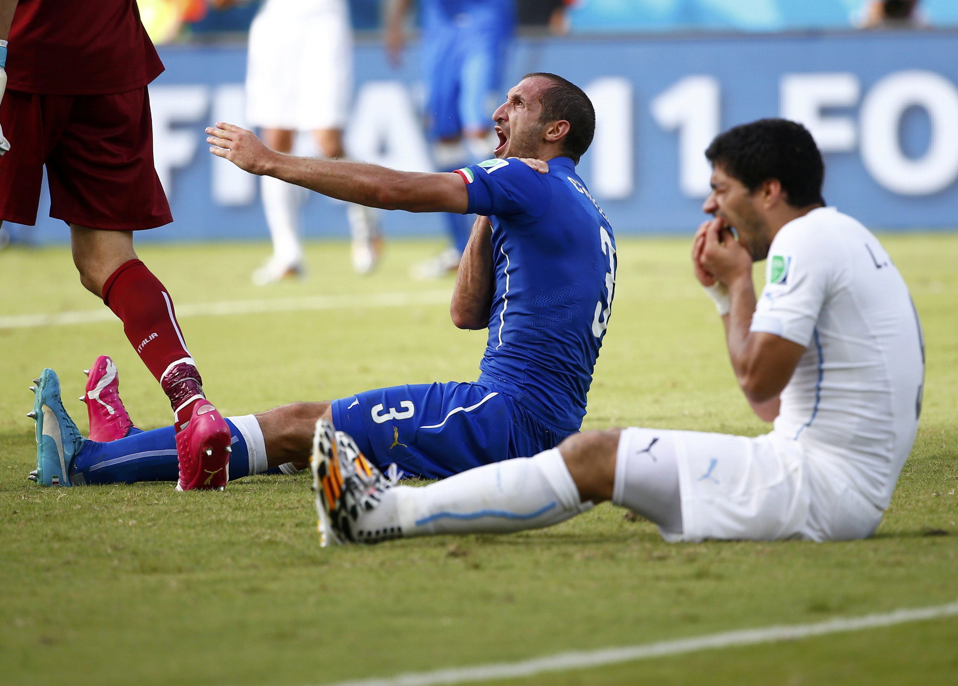 Patrocinantes de Suárez esperan posible sanción de la Fifa