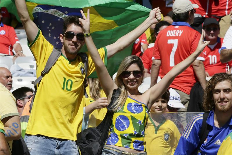 Brasileños y chilenos se tiñen de color para el primer partido de octavos de final