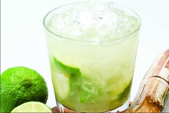 Quieres entrar aún más en el modo mundial…aprende a preparar Caipirinha