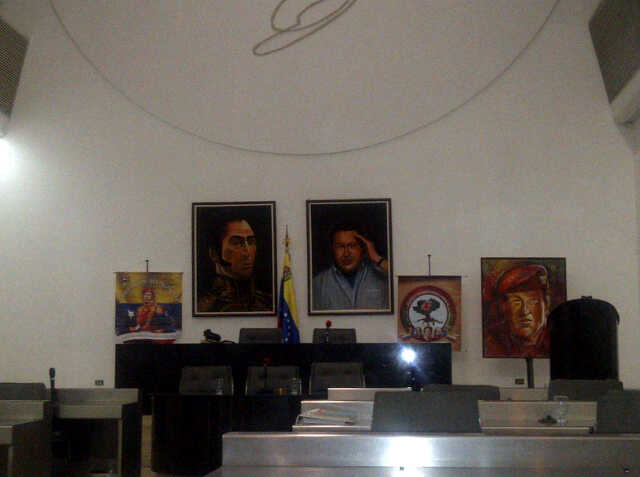 Salón del Concejo Municipal cambia escudo de Caracas por imágenes de Chávez (Foto)