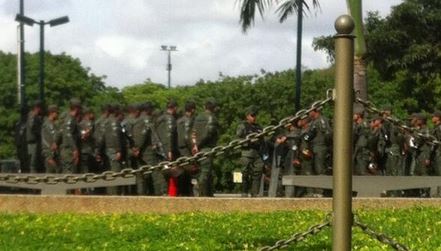 El pánico a María Corina se traduce en fuerte presencia militar en Plaza Venezuela