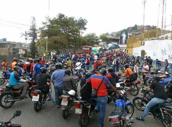 Motorizados protestan en Mariches por la escasez de agua